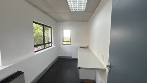 Office To Let in Hyde Park (7)